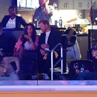 Meghan Markle dan Pangeran Harry duduk di barisan penonton pertandingan basket NBA antara Los Angeles Lakers melawan Memphis Grizzlies di Crypo Arena, Los Angeles, California, Senin (24/4/2023). Foto: Getty Images/Allen Berezovsky