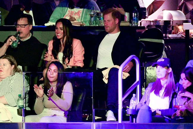 Kehadiran keduanya di publik ini merupakan momen langka karena setelah pindah ke Amerika Serikat dari Inggris, Pangeran Harry dan Meghan Markle ingin hidup jauh dari sorotan. Foto: Getty Images/Allen Berezovsky
