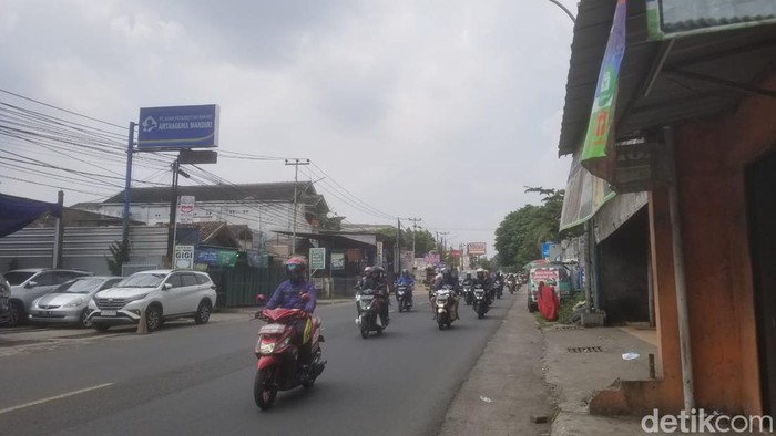 Pantauan detikjabar di Jalan Raya Gadobangkong pada Rabu (26/4/2023), pukul 12.46 WIB