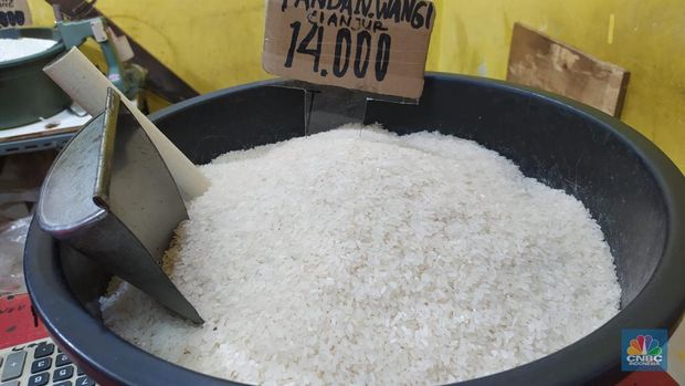 Pantauan harga sembako usai lebaran di pasar enjo jakarta timur. (CNBC Indonesia/Martyasari Rizki)