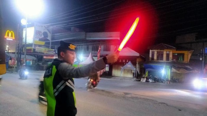 Personel Polda Sumatera Utara melaksanakan penguraian arus lalu lintas di Kota Pematang Siantar yang mengalami kemacetan sepanjang 30 kilo meter.