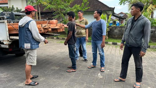 Pelaku pencurian ratusan kayu, Budi Gunawan (tengah), dengan barang bukti hasil curiannya yang kini diamankan di Polsek Kerambitan. (istimewa)