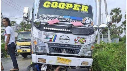Seorang pemotor tewas setelah jatuh dan terpental menabrak bus yang datang dari arah berlawanan di Kupang, NTT.