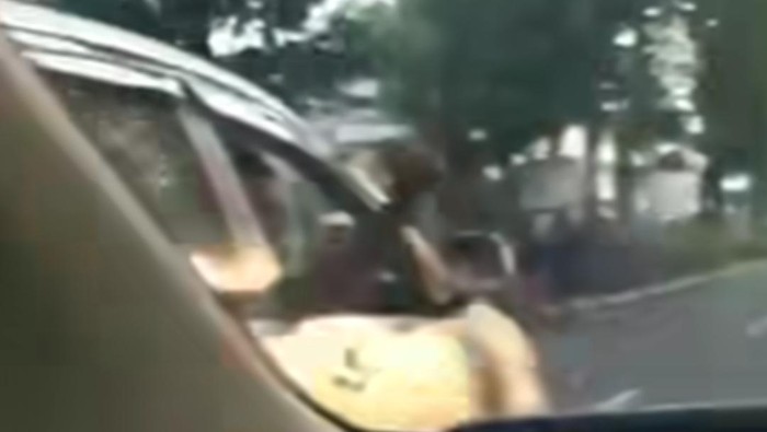 Pengendara mobil acungkan belati di Bogor (Tangkapan layar video viral)