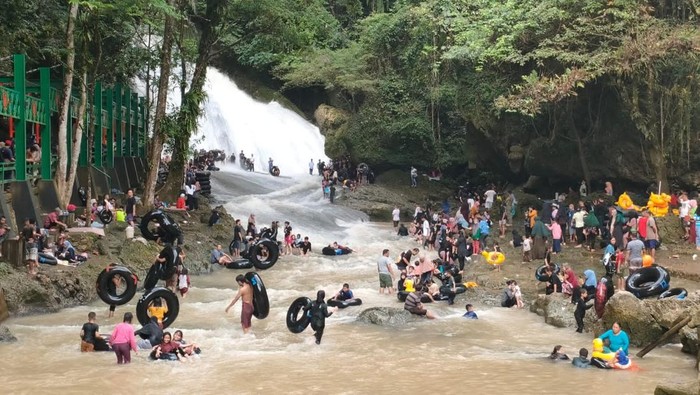 Pengunjung padati wisata air terjun Bantimurung, Maros, Sulawesi Selatan (Sulsel).