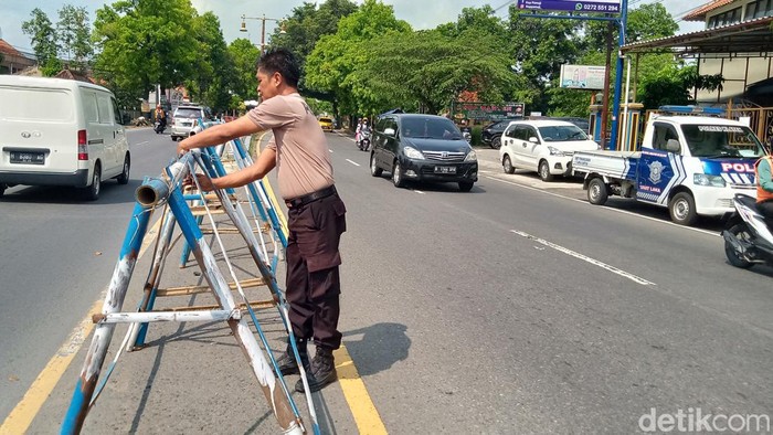 Personel Polres Klaten melepaskan barikade di jalan Jogja-Solo, Rabu (26/4/2023). Personel Polres Klaten melepaskan barikade di jalan Jogja-Solo, Rabu (26/4/2023).