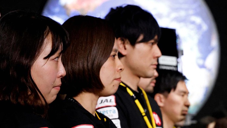 Pesawat Antariksa Jepang Hilang Kontak saat Mendarat di Bulan Employees of