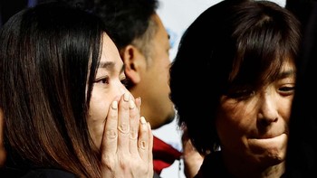 Karyawan ispace bereaksi setelah perusahaan mengumumkan bahwa mereka kehilangan sinyal dari Hakuto-R. Foto: Getty Images