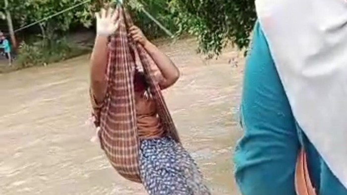 Petani wanita nyebrang sungai pakai sarung ala flying fox di Enrekang, Sulawesi Selatan (Sulsel).