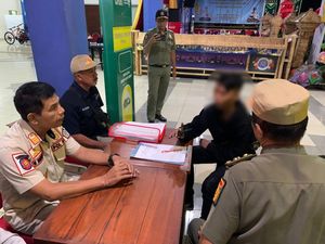 Satpol PP Jaring Penumpang Bus Tanpa KTP, Bakal Dipulangkan!