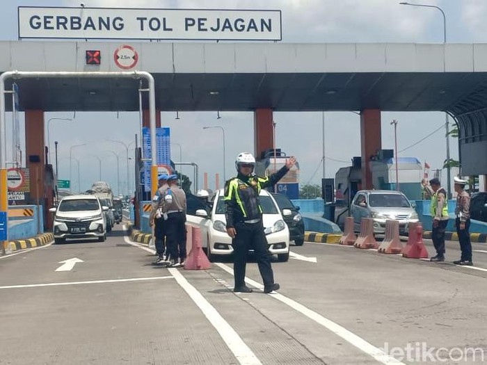 Pintu masuk tol Pejagan, Brebes, Rabu (26/4/2023).