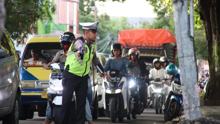 Polisi di Parepare menerapkan rekayasa lalu lintas saat arus balik lebaran.