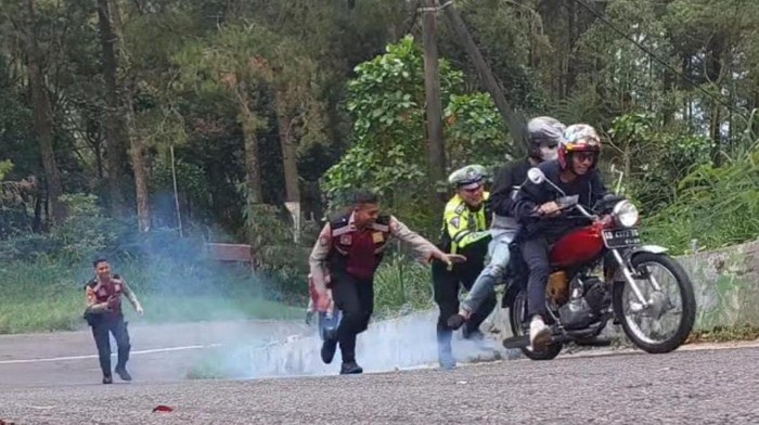 polisi dorong mobil gak kuat nanjak di sarangan