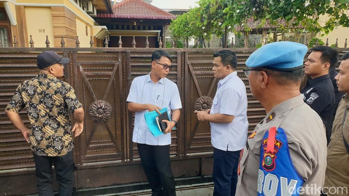 Polisi tiba di rumah AKBP Achiruddin Hasibuan. (Goklas Wisely/detikSumut)