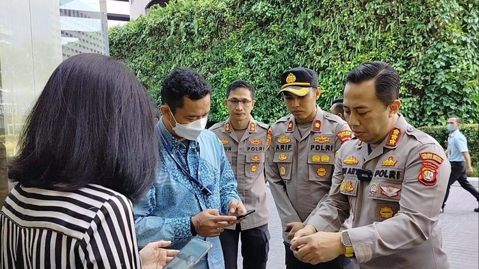 Polres Jaksel patroli ke beberapa perkantoran di hari pertama kerja usai libur lebaran. Patroli dilakukan untuk memastikan situasi keamanan tetap kondusif. (dok Istimewa)