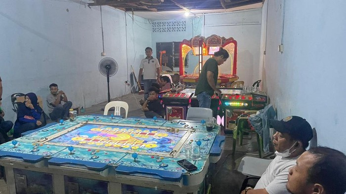 Polresta Barelang saat menggerebek lapak judi gelper di Pasar Sukaramai, Bengkong. (Foto: Dok Polresta Barelang)