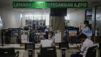 Sejumlah Aparatur Sipil Negara (ASN) Pemprov DKI Jakarta bekerja pada hari pertama kerja di Balai Kota DKI Jakarta, Jakarta, Rabu (26/4/2023).