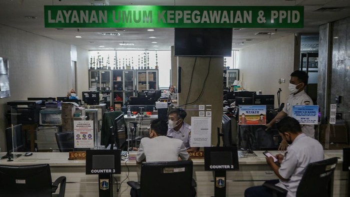 Potret ASN DKI Jakarta Kerja di Hari Pertama Masuk Usai Lebaran Aparatur Sipil Negara (ASN) Pemprov DKI Jakarta bekerja pada hari pertama kerja di Balai Kota DKI Jakarta, Jakarta, Rabu (26/4/2023). ASN Pemprov DKI Jakarta dijadwalkan masuk pada Rabu (26/4/2023) pukul 07.30 WIB setelah libur cuti bersama Idul Fitri pada 19-25 April 2023. ANTARA FOTO/Fauzan/foc.