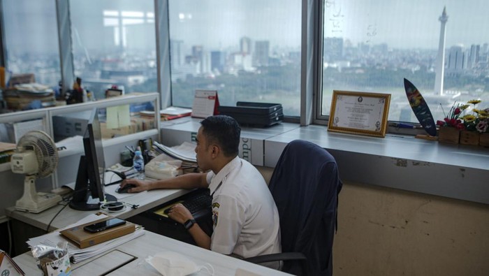 Aparatur Sipil Negara (ASN) Pemprov DKI Jakarta bekerja pada hari pertama kerja di Balai Kota DKI Jakarta, Jakarta, Rabu (26/4/2023). ASN Pemprov DKI Jakarta dijadwalkan masuk pada Rabu (26/4/2023) pukul 07.30 WIB setelah libur cuti bersama Idul Fitri pada 19-25 April 2023. ANTARA FOTO/Fauzan/foc.