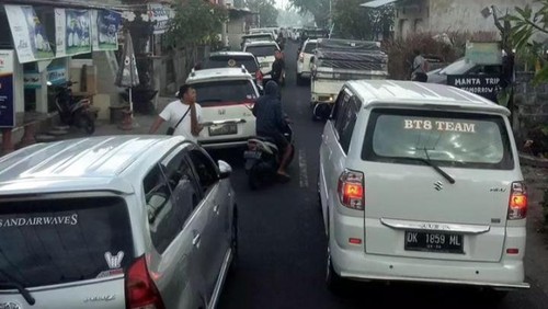 Potret kemacetan di jalanan Nusa Penida, Kabupaten Klungkung, Bali, saat momen libur Idul Fitri 2023.