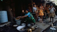 Dengan jumlah penduduk yang semakin padat, India menghadapi tantangan lebih besar dalam menyediakan listrik, makanan, dan tempat tinggal. Di kota-kota besar India kesulitan air, polusi udara dan air, serta permukiman kumuh sudah menjadi masalah menahun. Tim Graham/Getty Images