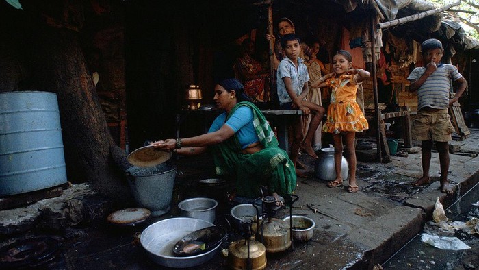 Potret Padatnya Penduduk India yang Bakal Kalahkan China Perserikatan Bangsa-Bangsa (PBB) menyatakan India akan menyalip China sebagai negara terpadat di dunia. Populasi di India mencapai 1,422 miliar orang!