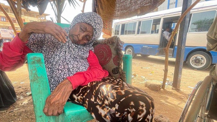 Potret Pengungsi Korban Perang Saudara di Sudan A woman is helped to drink water as she flees clashes between the paramilitary Rapid Support Forces and the army in Khartoum, Sudan April 25, 2023. REUTERS/El-Tayeb Siddig