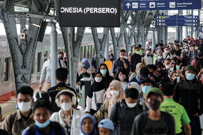 Sejumlah penumpang kereta api berjalan setibanya di Stasiun Pasar Senen, Jakarta, Rabu (26/4/2023). PT KAI mencatat penumpang kereta api yang tiba di Jakarta melalui Stasiun Pasar Senen pada hari pertama usai libur cuti Lebaran 2023 mencapai 16.400 orang. ANTARA FOTO/Fauzan/foc.
