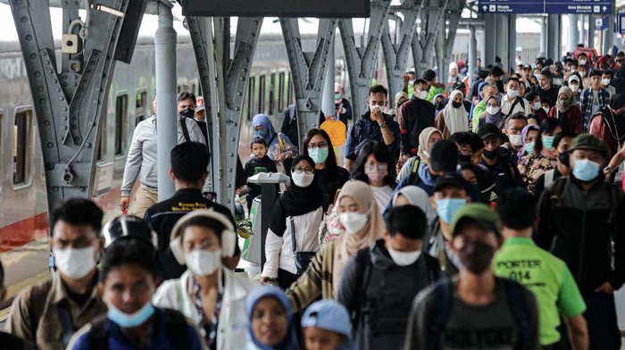 Sejumlah penumpang kereta api berjalan setibanya di Stasiun Pasar Senen, Jakarta, Rabu (26/4/2023). PT KAI mencatat penumpang kereta api yang tiba di Jakarta melalui Stasiun Pasar Senen pada hari pertama usai libur cuti Lebaran 2023 mencapai 16.400 orang. ANTARA FOTO/Fauzan/foc.