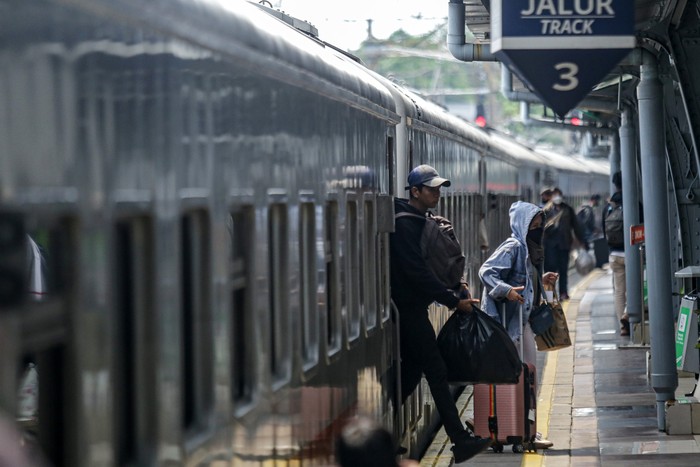 Sejumlah penumpang kereta api berjalan setibanya di Stasiun Pasar Senen, Jakarta, Rabu (26/4/2023). PT KAI mencatat penumpang kereta api yang tiba di Jakarta melalui Stasiun Pasar Senen pada hari pertama usai libur cuti Lebaran 2023 mencapai 16.400 orang. ANTARA FOTO/Fauzan/foc.