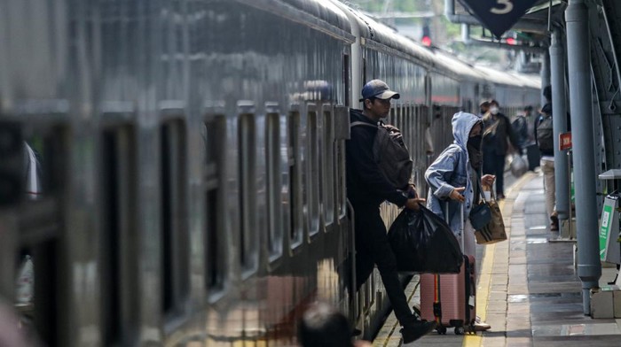 Sejumlah penumpang kereta api berjalan setibanya di Stasiun Pasar Senen, Jakarta, Rabu (26/4/2023). PT KAI mencatat penumpang kereta api yang tiba di Jakarta melalui Stasiun Pasar Senen pada hari pertama usai libur cuti Lebaran 2023 mencapai 16.400 orang. ANTARA FOTO/Fauzan/foc.