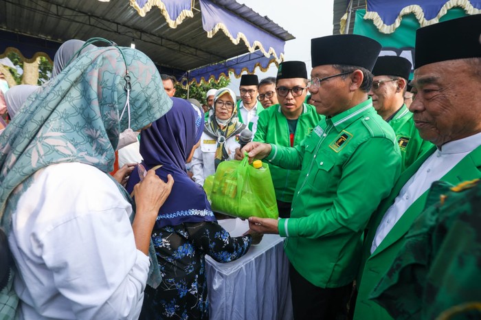 PPP menggelar pasar rakyat untuk warga di kediaman Plt Ketua Umum PPP Muhamad Mardiono, di Kabupaten Sleman, Yogyakarta.
