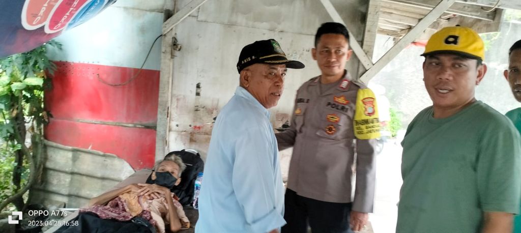 Pria lumpuh diduga dibuang keluarganya di Tangerang, Banten, Selasa (25/4/20230.