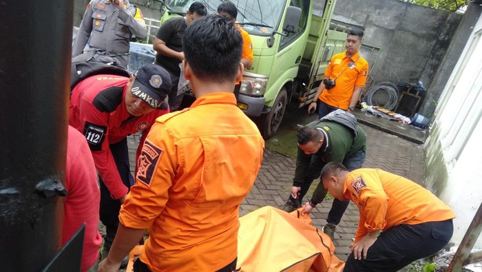pria tewas masuk lubang bekas pompa air