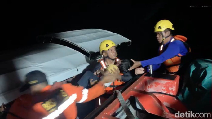 Proses evakuasi wisatawan yang terombang-ambing di perairan Pulau Rupat, Riau.