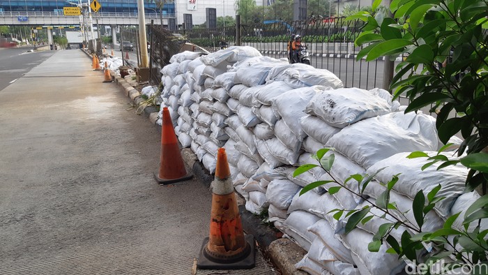 Proyek pengerjaan got di median jalan di Jl Metro Pondok Indah, Jaksel, 25 April 2023. (Danu Damarjati/detikcom)
