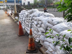 Libur Lebaran Berlalu, Got Jalan Pondok Indah Ini Belum Selesai