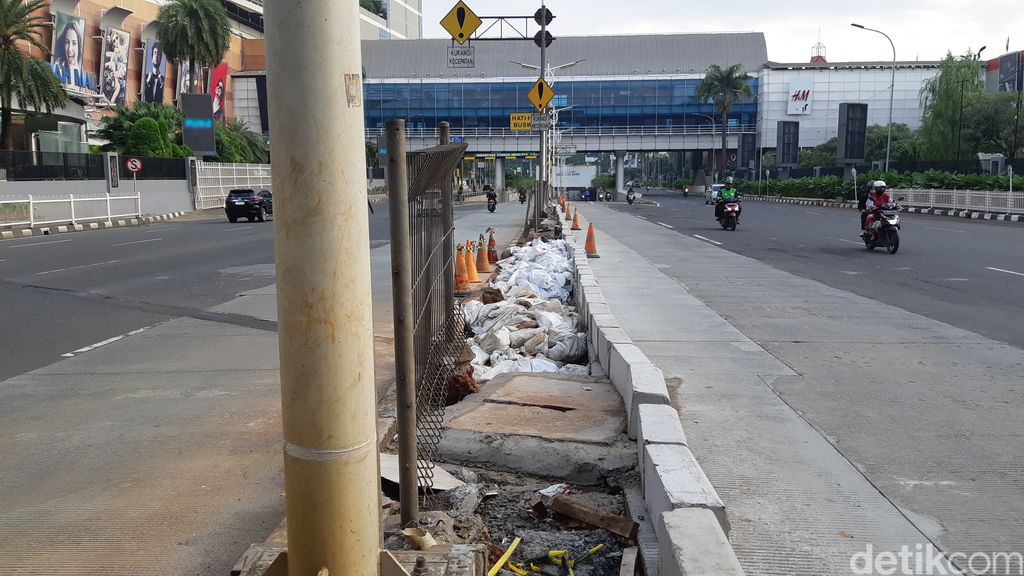Proyek pengerjaan got di median jalan di Jl Metro Pondok Indah, Jaksel, 25 April 2023. (Danu Damarjati/detikcom)