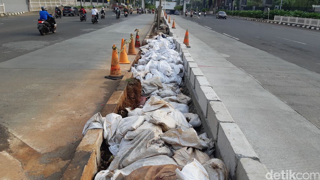 Proyek pengerjaan got di median jalan di Jl Metro Pondok Indah, Jaksel, 25 April 2023. (Danu Damarjati/detikcom)