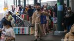 Puluhan Ribu Pemudik Via Kereta Tiba di Ibu Kota