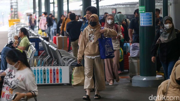 Puncak arus balik libur Lebaran diprediksi terjadi hari ini. PT Kereta Api Indonesia (KAI) Daop 1 Jakarta mencatat ada 43 ribu pemudik tiba di Jakarta siang ini.