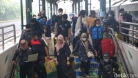 Dari jumlah tersebut 16.200 merupakan penumpang turun di Stasiun Pasar Senen, 16.100 penumpang turun di Stasiun Gambir, 4100 penumpang di Stasiun Bekasi, 4.500 penumpang di Stasiun Jatinegara dan sisanya penumpang turun di Stasiun Jakarta Kota, Cikarang, Karawang dan Cikampek. 