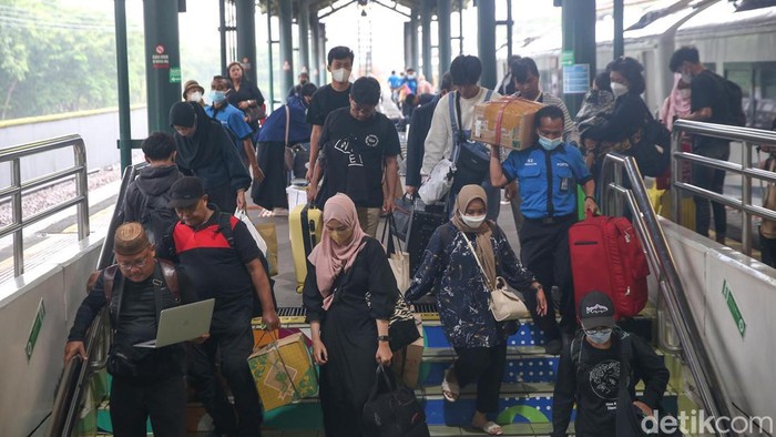 Puncak arus balik libur Lebaran diprediksi terjadi hari ini. PT Kereta Api Indonesia (KAI) Daop 1 Jakarta mencatat ada 43 ribu pemudik tiba di Jakarta siang ini.