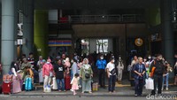 Menurut Eva, gelombang penumpang yang tiba ke Jakarta hari ini masih akan terus bertambah. Hal itu terjadi usai penjualan tiket kereta api jarak jauh ke arah Jakarta masih dilakukan di setiap stasiun.