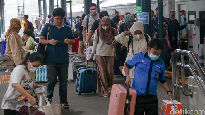 Puncak arus balik libur Lebaran diprediksi terjadi hari ini. PT Kereta Api Indonesia (KAI) Daop 1 Jakarta mencatat ada 43 ribu pemudik tiba di Jakarta siang ini.