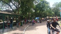 Misalnya, bersepeda santai. Luas Kebun Binatang Ragunan yang mencapai 147 hektare cukup ideal buat gowes santai. Lagipula, traveler bisa lebih enteng untuk menyusuri kebun binatang di Jakarta Selatan itu dengan gowes ketimbang berjalan kaki. Aktivitas bersepeda ini bisa lho dilakukan sambil ngedate, karena ada sepeda dengan dua kayuh di sini. Biaya sewanya murah hanya Rp 10 ribu - Rp 15 ribu per jam. Kalau sudha bawa sepeda dari rumah juga bisa kok menggunakan sepeda sendiri. Biaya tambahannya hanya seribu rupiah. (Weka Kanaka/detikcom)