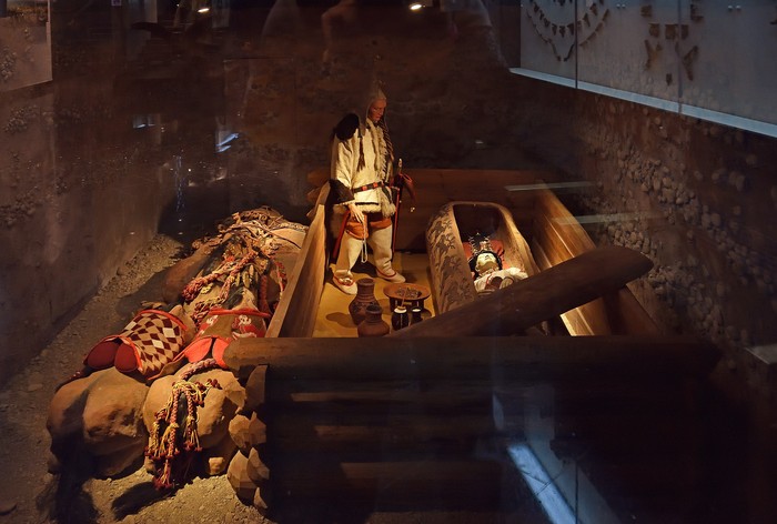 Rekonstruksi pemakaman Ice Maiden (kanan) budaya Pazyryk, Altai di Gorno-Altaysk Museum, Rusia.