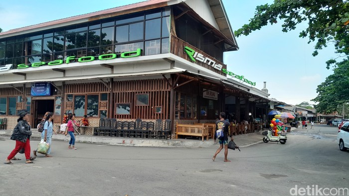 Restoran seafood di Pangandaran.