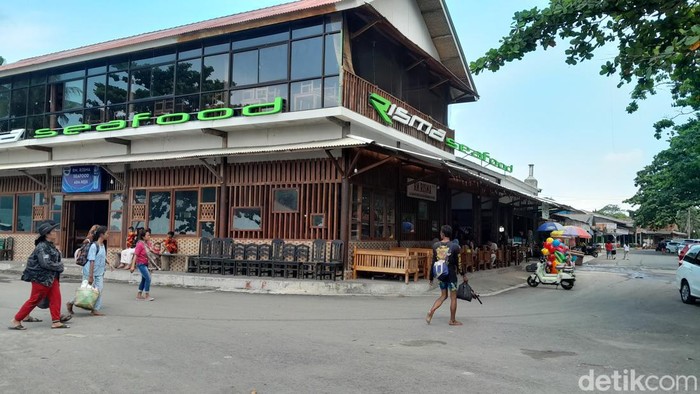Restoran seafood di Pangandaran.