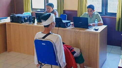 Salah satu pelaku pencurian sesari di Pura Besakih saat dimintai keterangan oleh personel dari Polsek Rendang Selasa (25/4/2023). (istimewa)